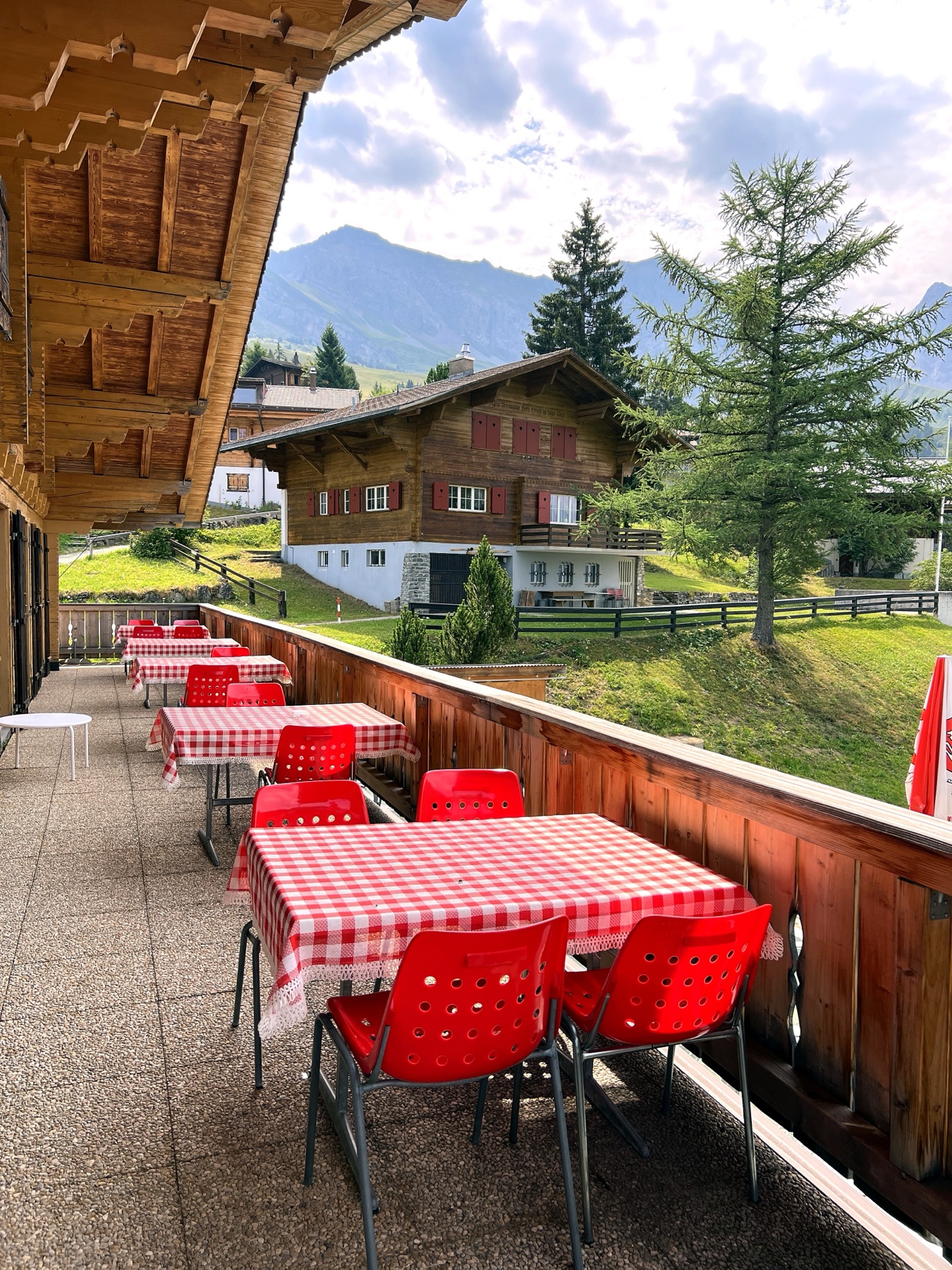 Alpweiden und Berge rund um das Haus im Sommer