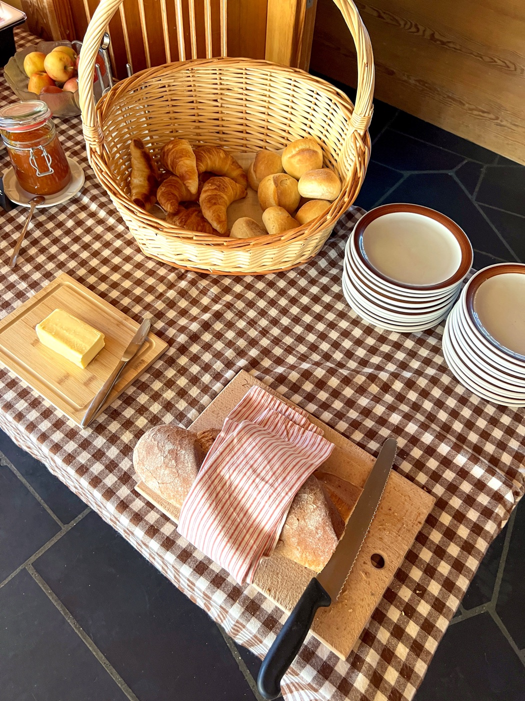 Brot und Gebäck vom Frühstücksbuffet