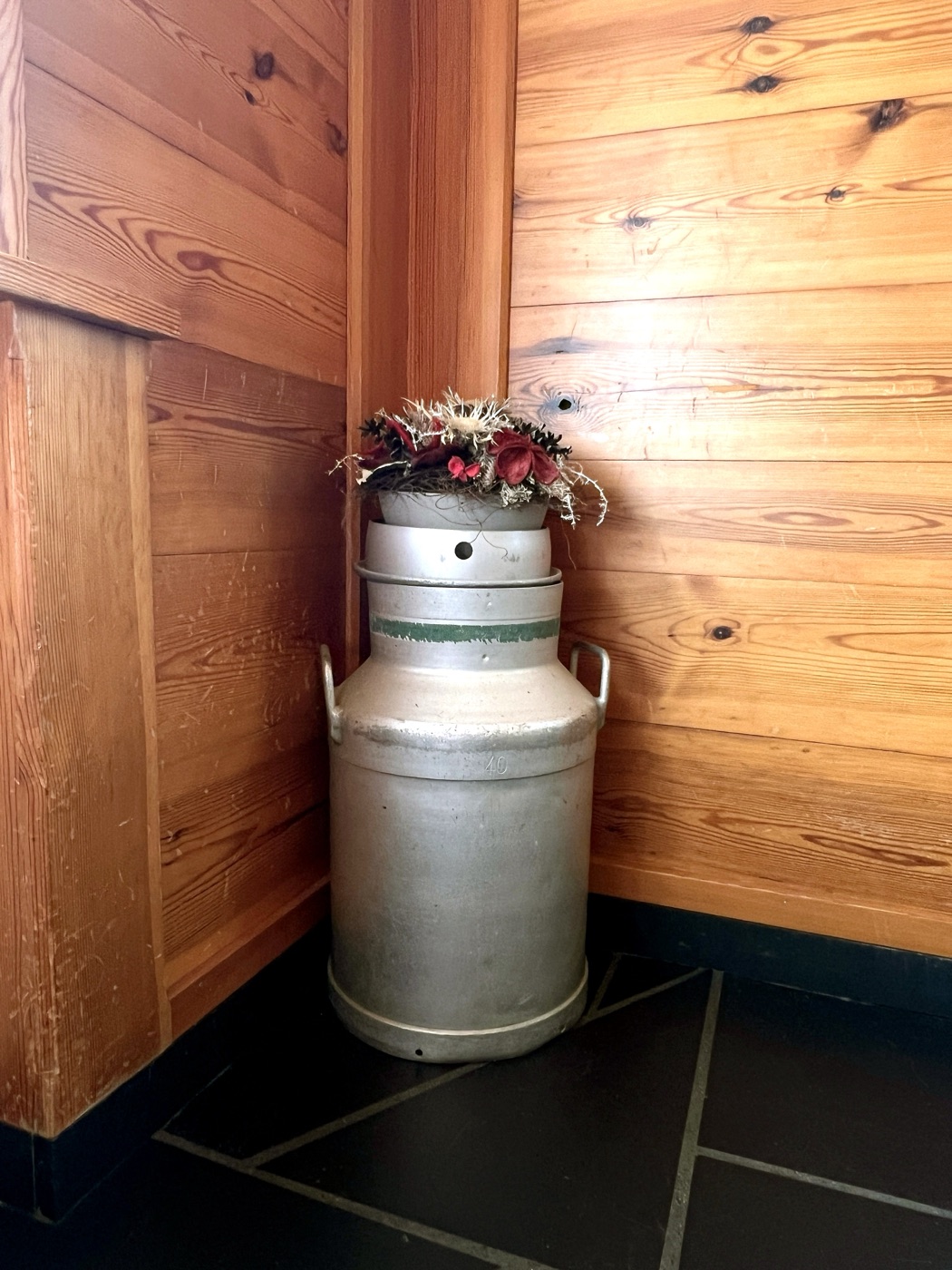 Alte Milchkanne mit Blumenschmuck