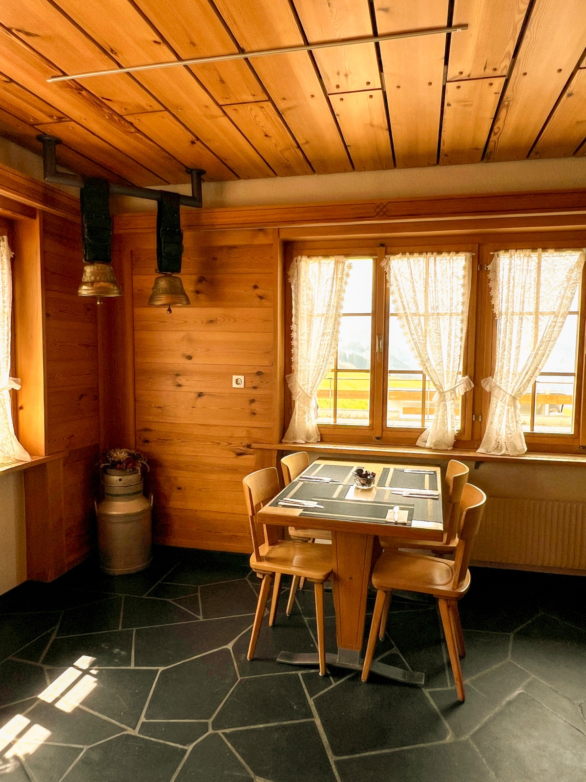 Tisch am Fenster mit Milchkanne
