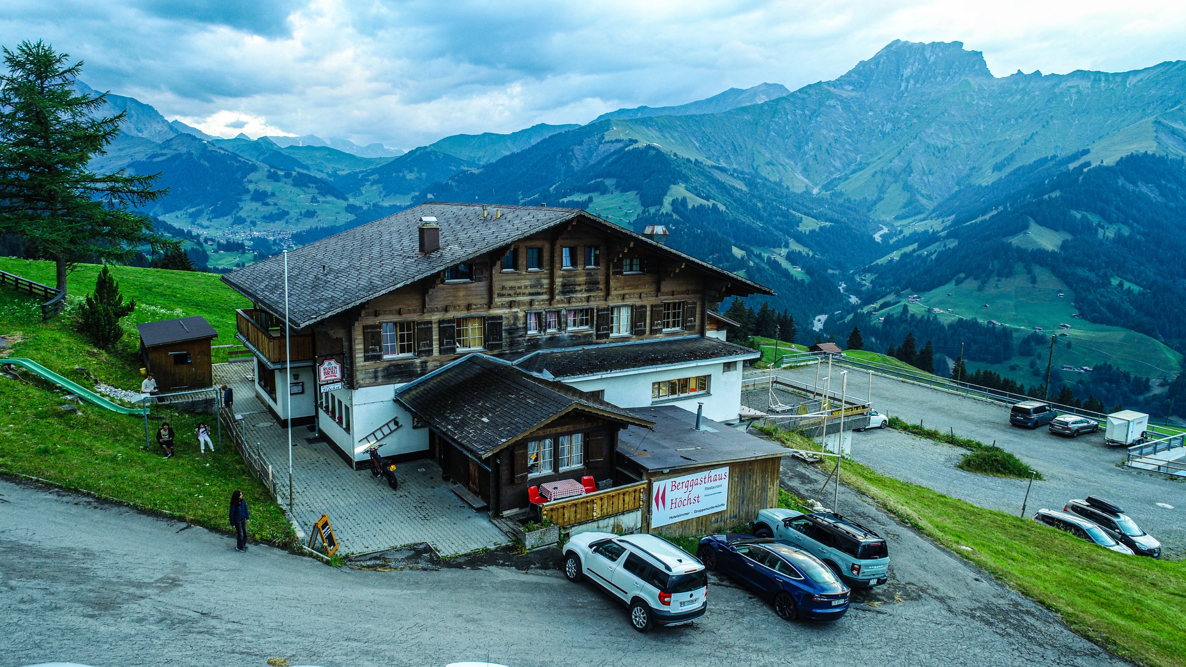 Das Berggasthaus Höchst auf 1600 m, dahinter die Bergkette Richtung Adelboden