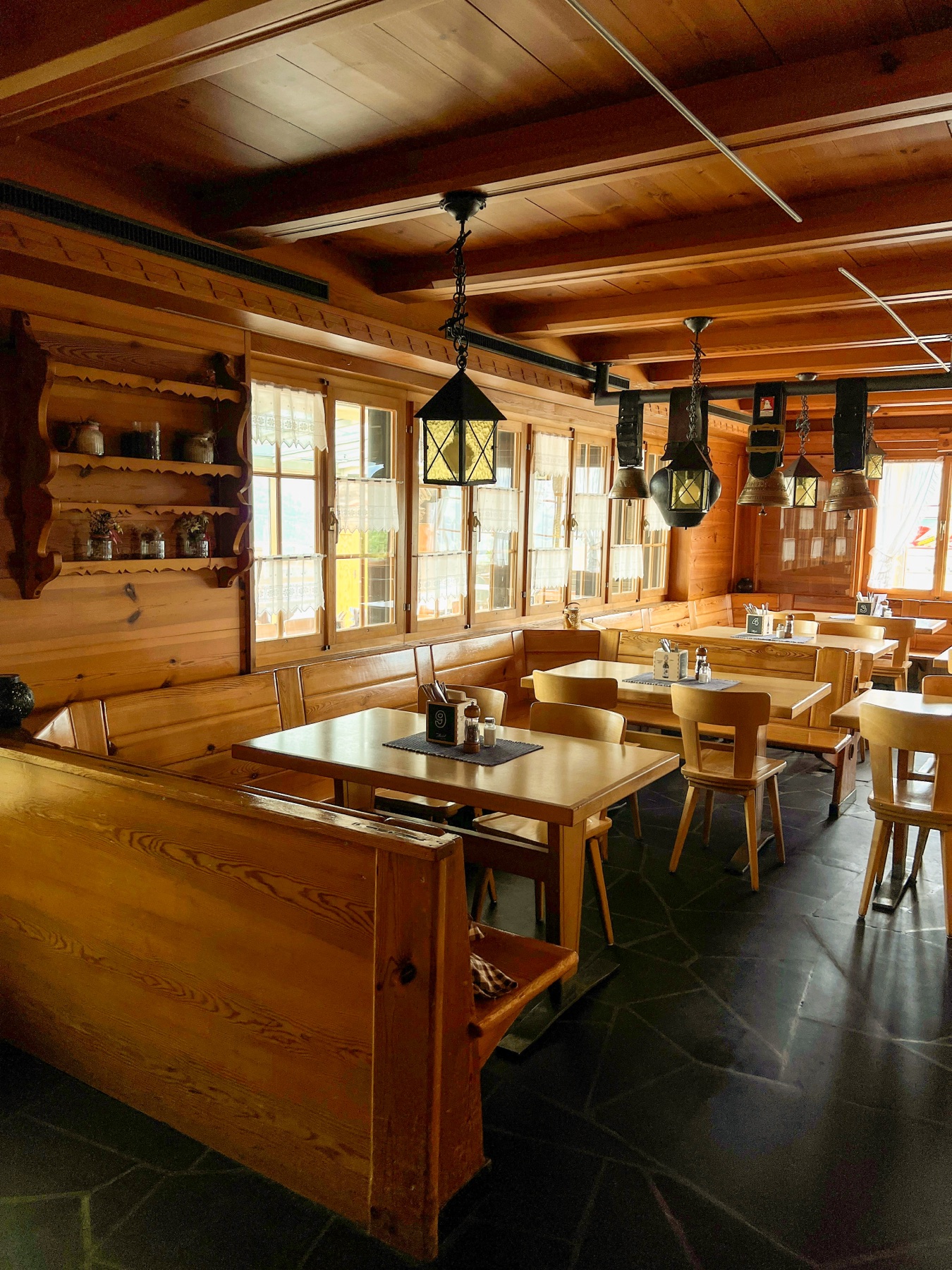 Die Gaststube von innen, mit Treicheln und Holztäfer