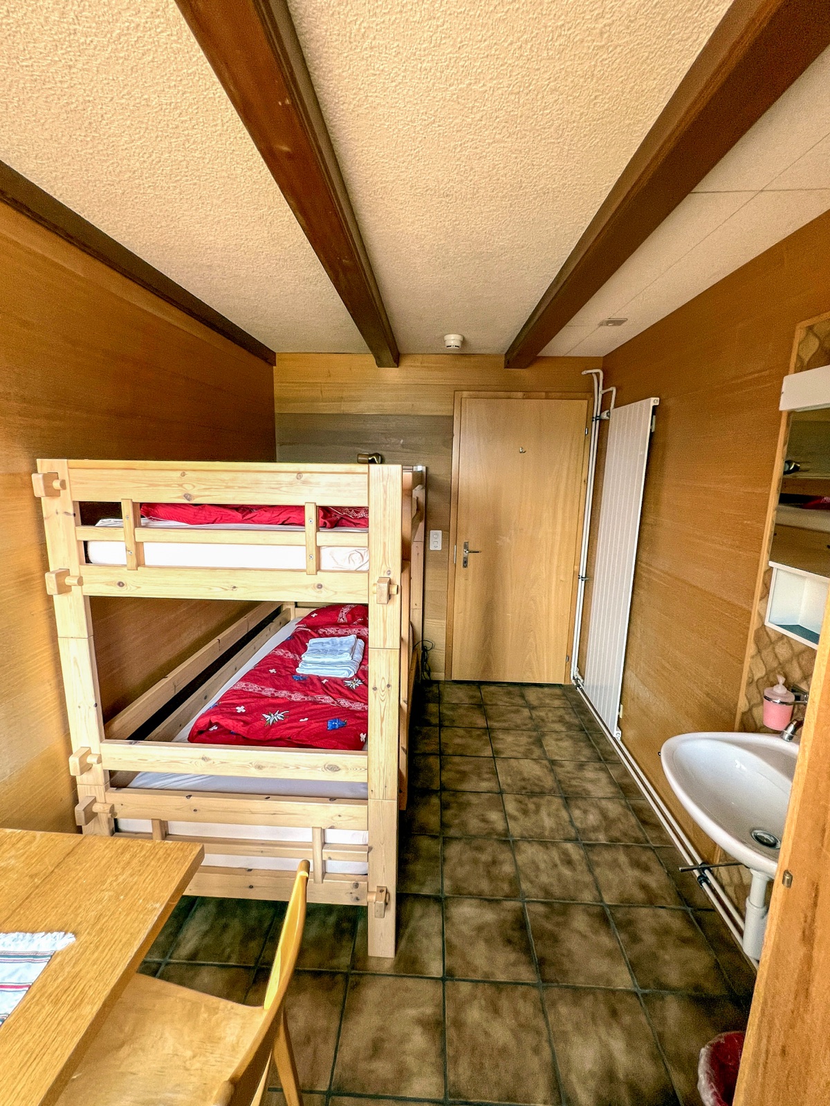 Mehrbettzimmer der Gruppenunterkunft mit Kajütenbetten