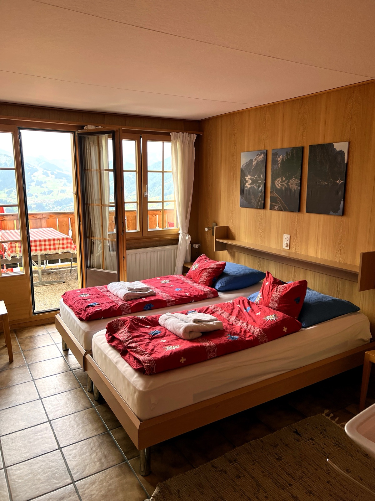 Hotelzimmer mit zwei Betten und Bergblick