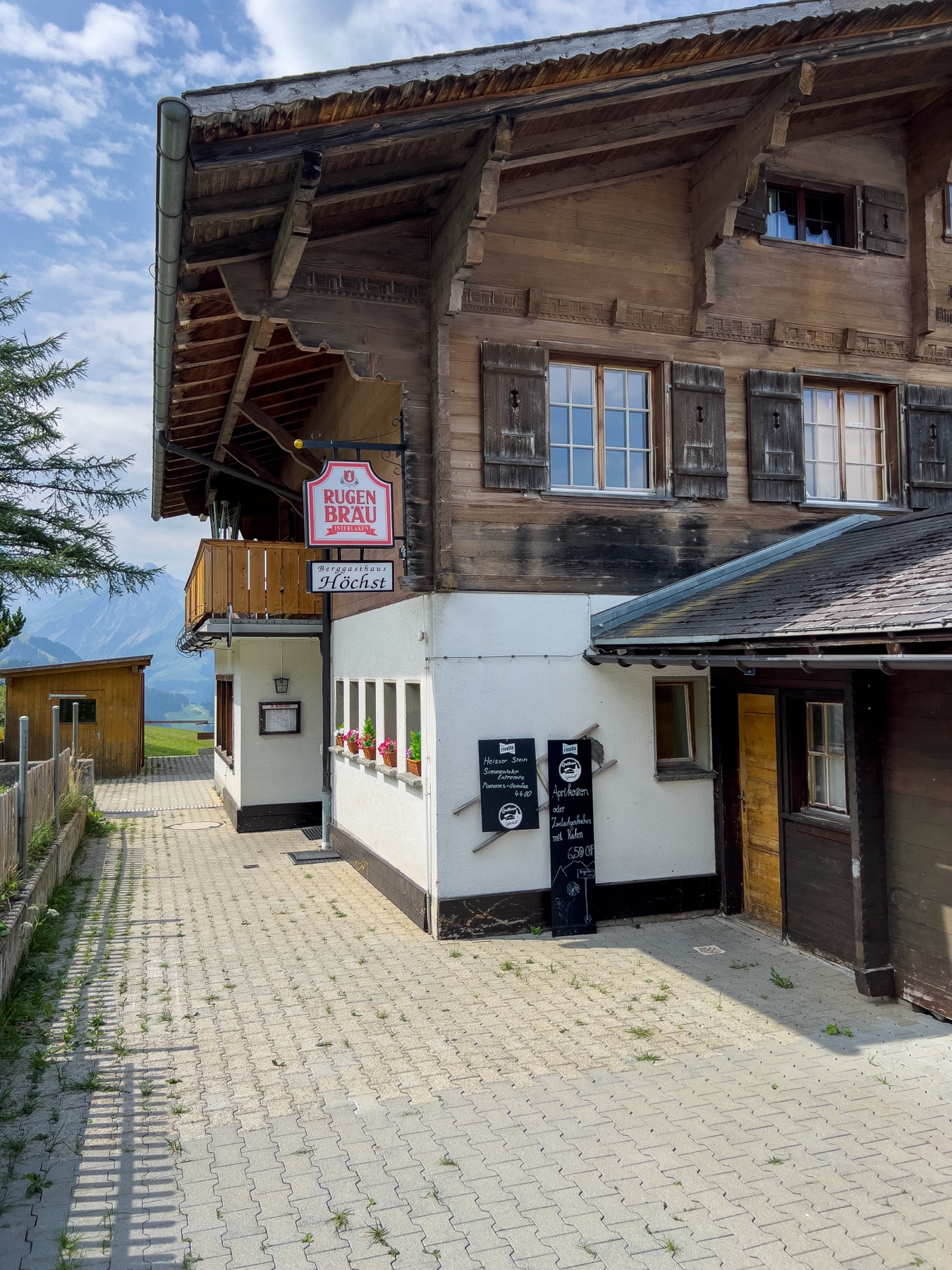Das Berggasthaus Höchst von aussen mit Bergkulisse